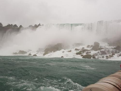 20190808 104120Les chutes vues depuis le bateau