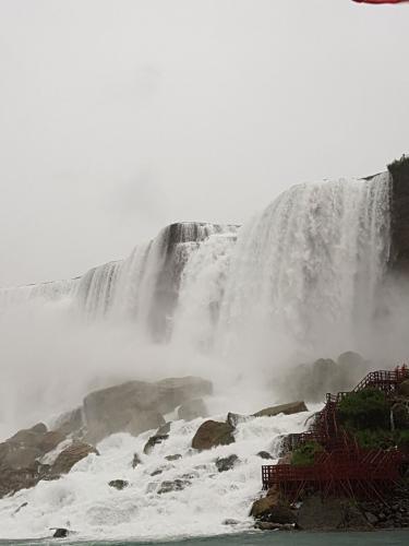 20190808 104207Les chutes vues depuis le bateau