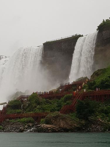 20190808 104217Les chutes vues depuis le bateau