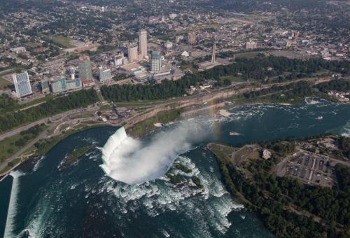 IMG 9057-10Le fer à cheval vu depuis hélicoptère au loin Niagara Falls